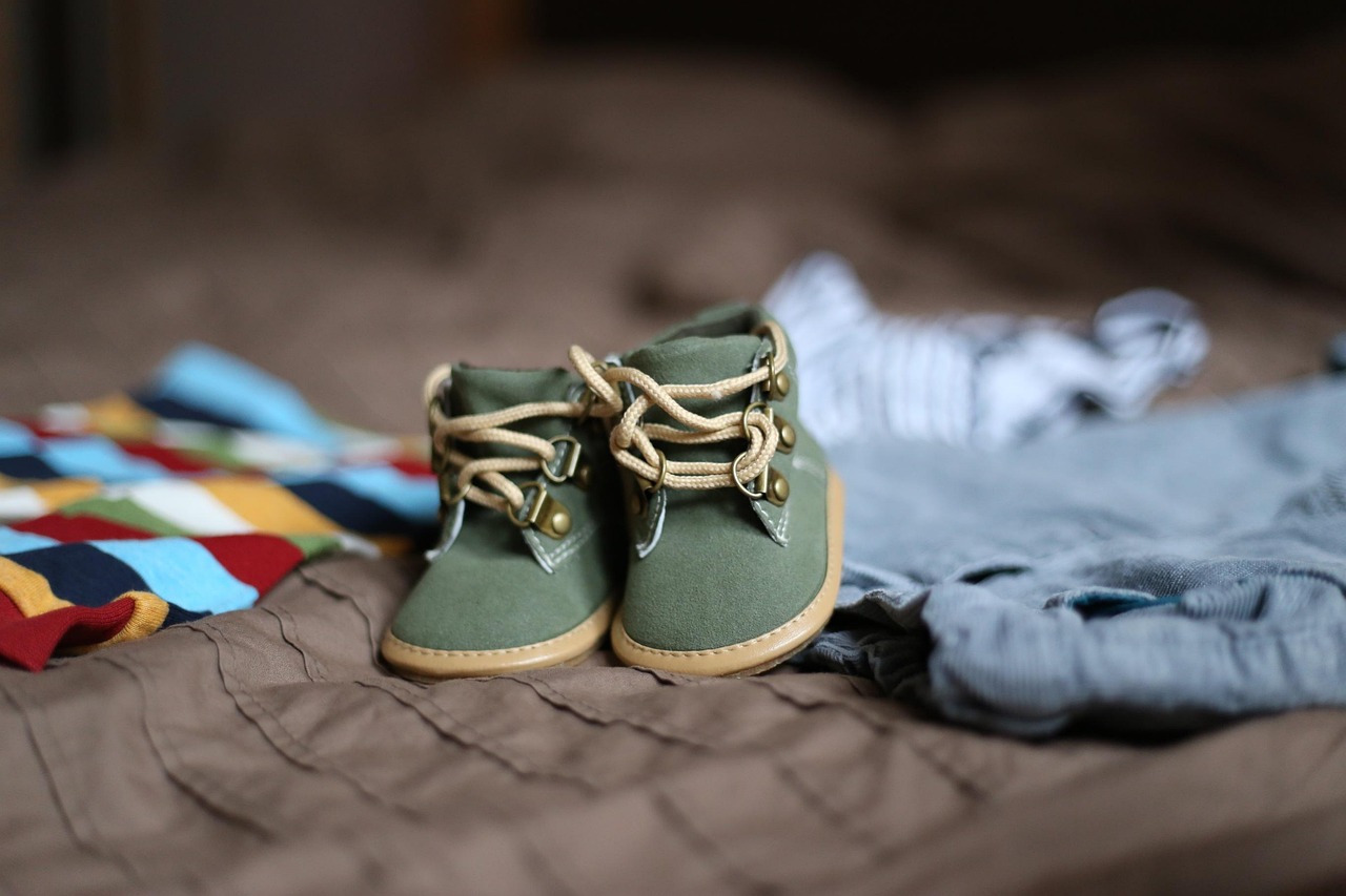 Licht en rustieke inrichting van Scandinavische kinderkamer.
