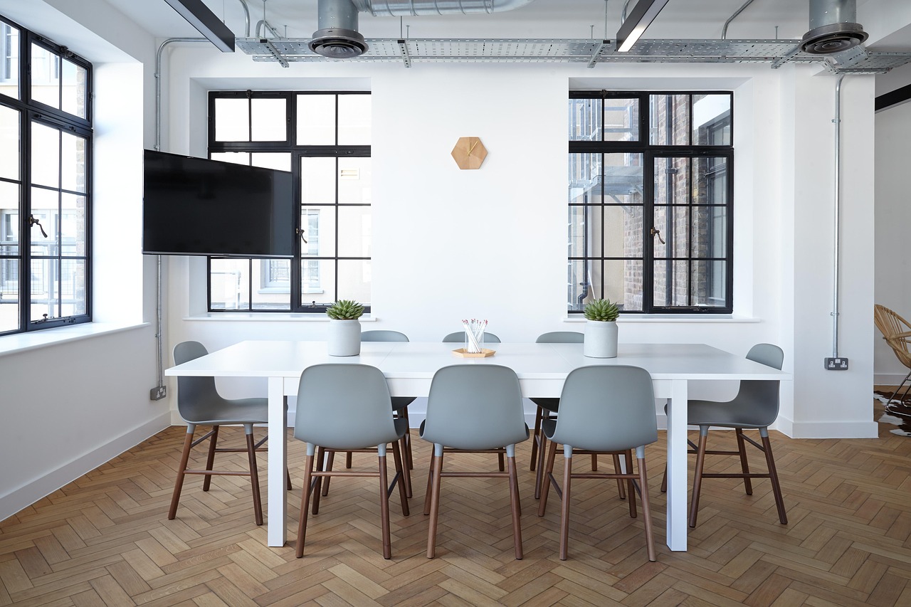 Houten tafel gereviseerd als unieke plantenstandaard.