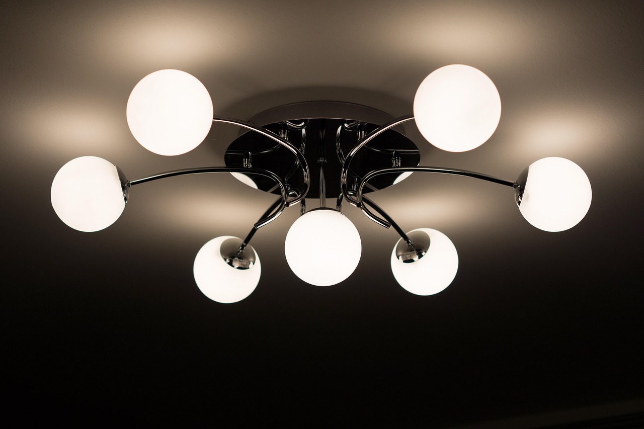 Minimalistische plafondlampen creëren feestelijke sfeer