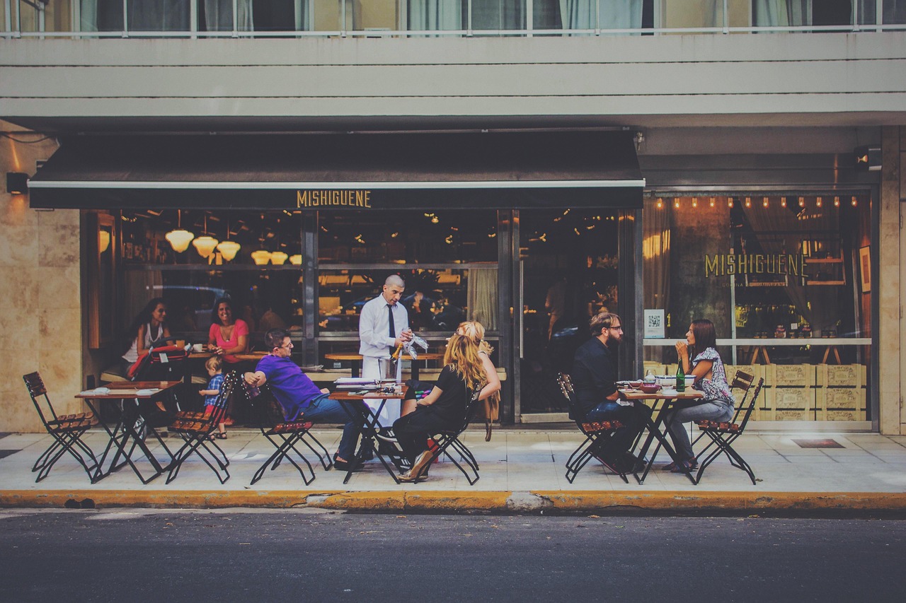 Ontwerp een burgundy statement-eethoek voor zomerse diners