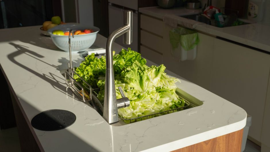 Hydrocultuur kruidenrek boven aanrecht in keuken. Hydrocultuur kruidenrek boven aanrecht in keuken.
