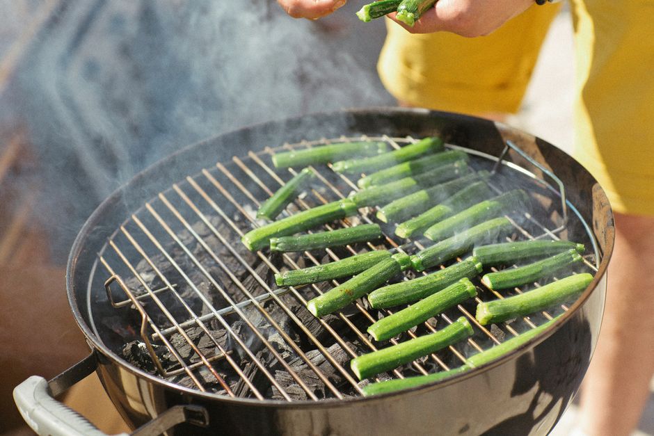Keukengerei voor zonnekoken naast zonnig raam.