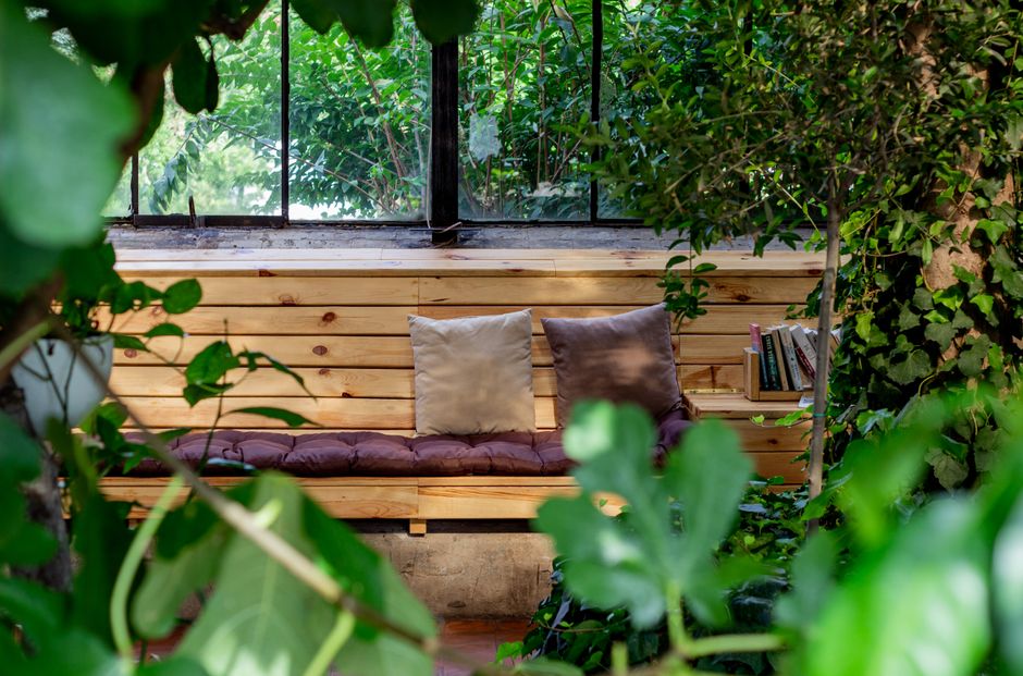 Zonnige patio tafeltje met boekenstapel, tuinlezen. Zonnige patio tafeltje met boekenstapel, tuinlezen.