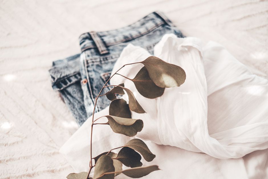 T-shirt van gerecycled polyester in zonlicht.