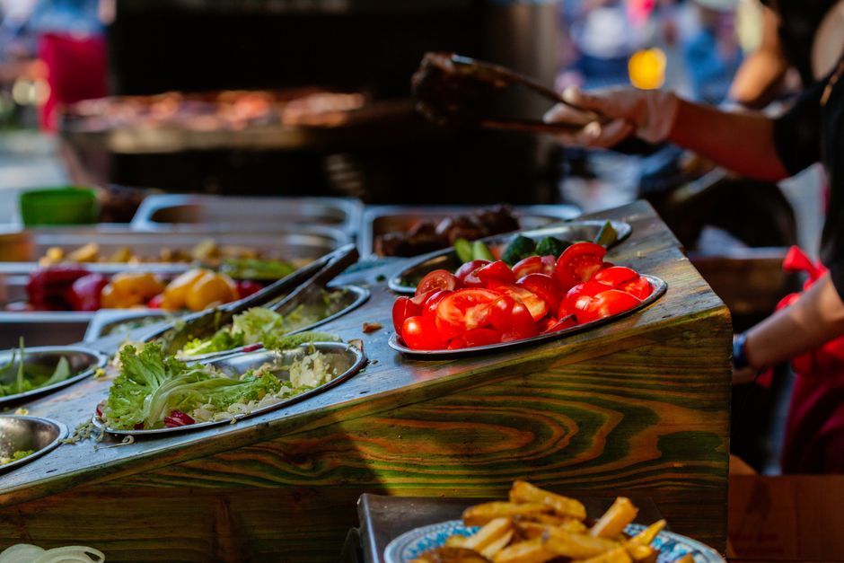 Kleurrijke salades opgesteld voor thuisbuffet. Kleurrijke salades opgesteld voor thuisbuffet.