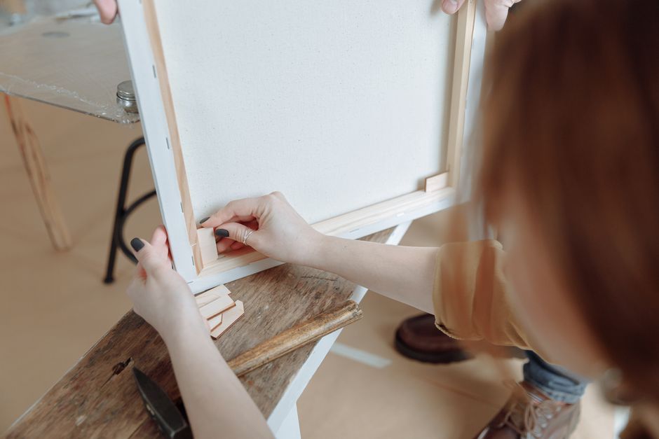Canvas ophangen met behulp van waterpas. Canvas ophangen met behulp van waterpas.