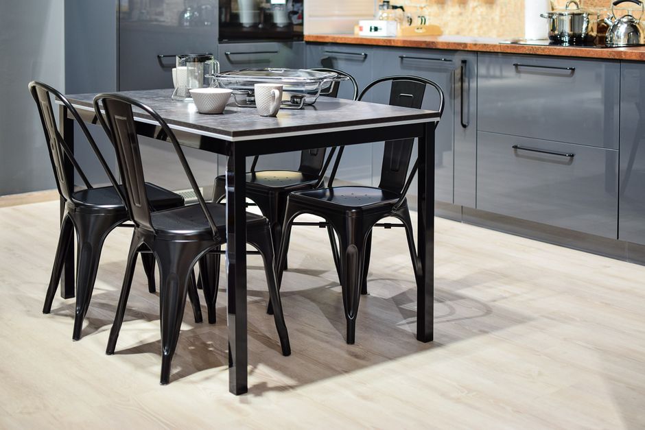 Moderne, ronde eettafel in herfstkleuren.