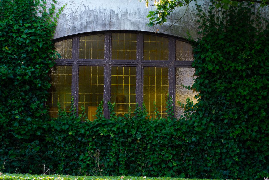 Privacy met stijlvolle glazen schuifwanden.