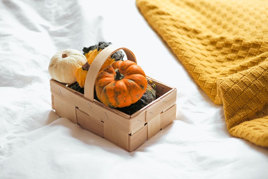 Gezellige plaid met herfstkleuren op fauteuil. Gezellige plaid met herfstkleuren op fauteuil.