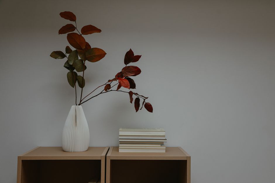 Herfstthema decoratie met pompoenen in boekenkast. Herfstthema decoratie met pompoenen in boekenkast.