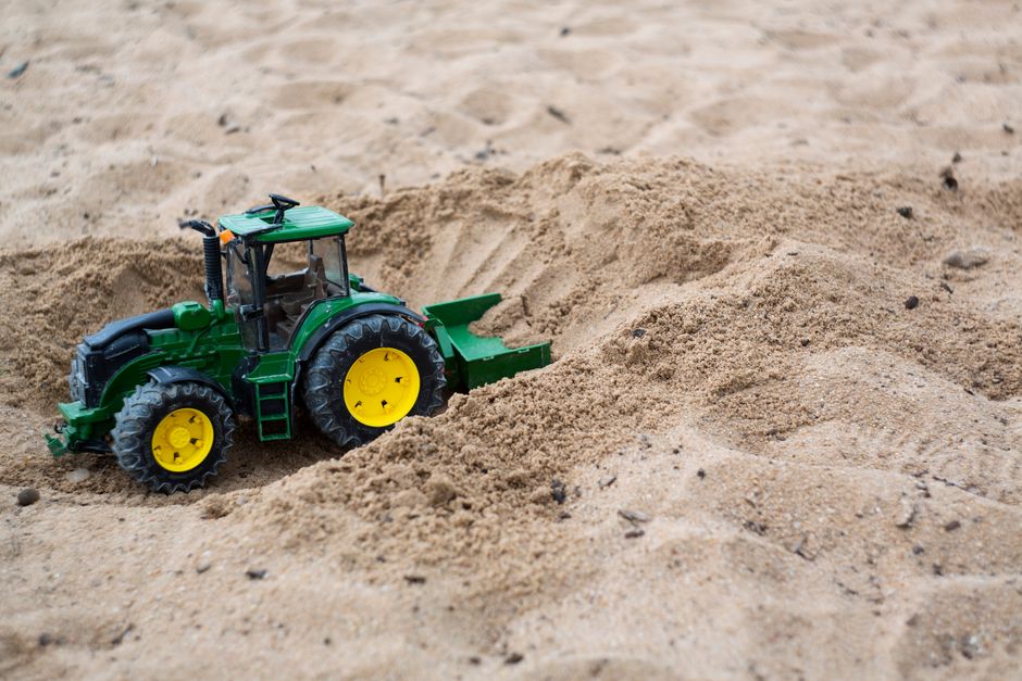 Kind met speelgoedtractor voor fotobehang.