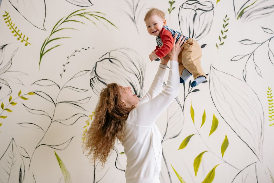 Zachte wolken fotobehang voor rustgevende babykamer.