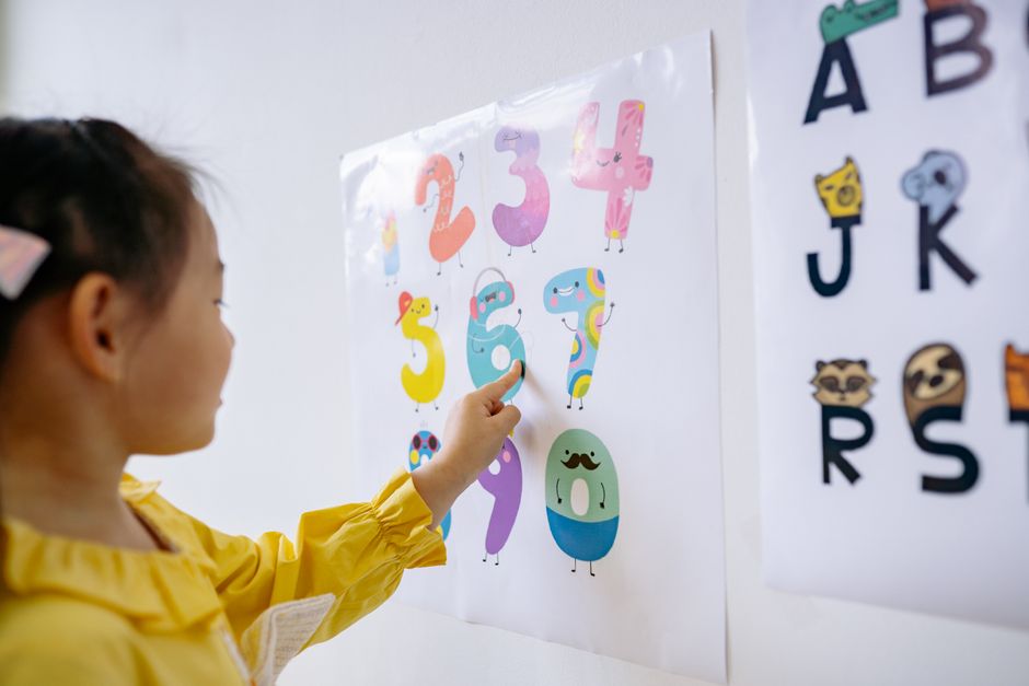 Felle kleuren accentueren ridderposter aan muur. Felle kleuren accentueren ridderposter aan muur.